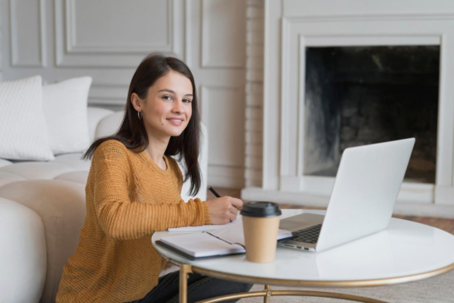 Person plant Haushaltsbudget mit Laptop und Unterlagen